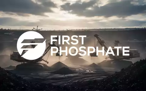 Abstrakte, atmosphärische Szene einer Bergbauindustrie mit Silhouetten von Maschinen in einer staubigen Tagebaulandschaft. - Foto: über boerse-global.de