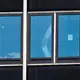 Ein eingeknickter Stützpfeiler ist durch ein Fenster zu sehen. - Bild: Angelina Katsanis/AP/dpa