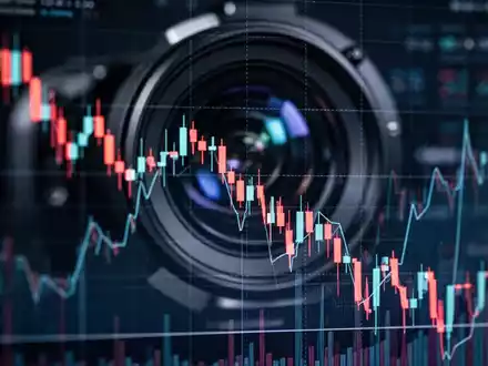 Abstrakte Darstellung eines fallenden Börsencharts vor einem unscharfen Hintergrund, der Technologie andeutet. - Foto: über boerse-global.de