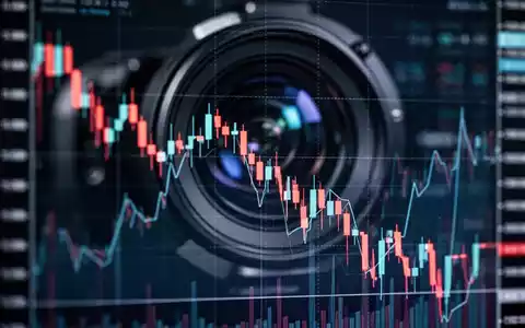 Abstrakte Darstellung eines fallenden Börsencharts vor einem unscharfen Hintergrund, der Technologie andeutet. - Foto: über boerse-global.de