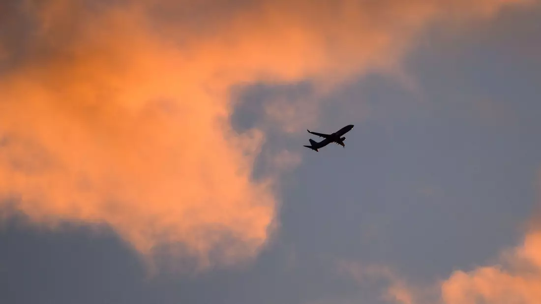 Eine Boeing 737 ist über dem Arabischen Meer vom Radar verschwunden. (Symbolbild) - Bild: Julian Stratenschulte/dpa