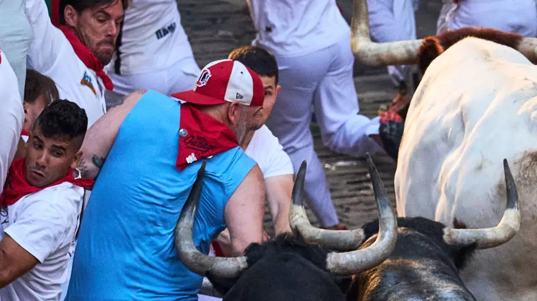 Auf Tuchfühlung mit dem Tod: Die spitzen und langen Hörner der Kampfstiere können den Läufern bei den Stierhatzen während des ebenso berühmten wie umstrittenen San-Fermín-Festes im nordspanischen Pamplona lebensgefährliche Verletzungen zufügen. - Bild: Miguel Oses/AP/dpa