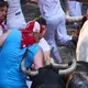 Auf Tuchfühlung mit dem Tod: Die spitzen und langen Hörner der Kampfstiere können den Läufern bei den Stierhatzen während des ebenso berühmten wie umstrittenen San-Fermín-Festes im nordspanischen Pamplona lebensgefährliche Verletzungen zufügen. - Bild: Miguel Oses/AP/dpa