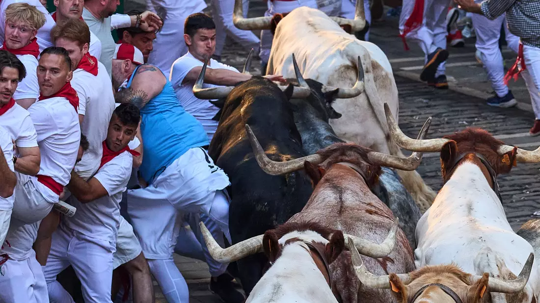 Eine der gefährlichsten Augenblicke des zweiten von insgesamt acht Läufen mit Kampfstieren während des umstrittenen San-Fermín-Festes im nordspanischen Pamplona. - Bild: Miguel Oses/AP/dpa