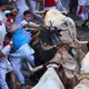 Eine der gefährlichsten Augenblicke des zweiten von insgesamt acht Läufen mit Kampfstieren während des umstrittenen San-Fermín-Festes im nordspanischen Pamplona. - Bild: Miguel Oses/AP/dpa