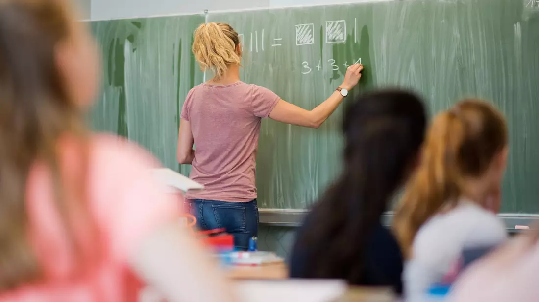 Der Frauenanteil bei den Lehrkräften lag an den allgemeinbildenden Schulen bei rund 73 Prozent. (Symbolbild) - Bild: Julian Stratenschulte/dpa