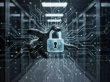 Eine bedrohliche, schattenhafte digitale Hand, die aus einem Netzwerk aus Schaltkreisen und Code greift und ein Vorhängeschloss umklammert. - Foto: über boerse-global.de