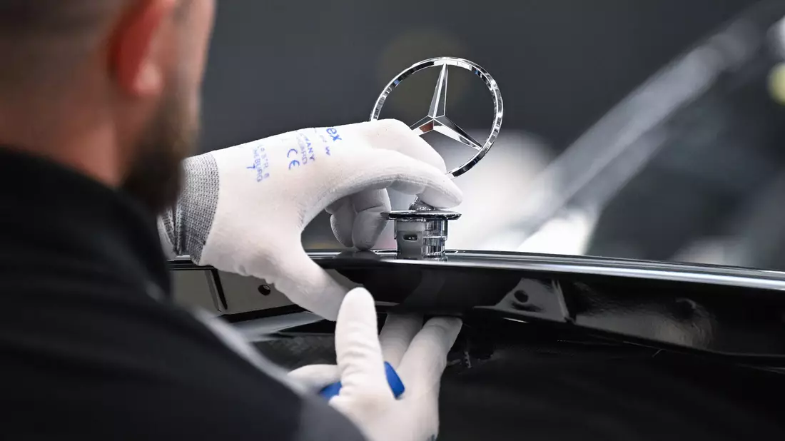 Mercedes-Benz hat im zweiten Quartal weniger Fahrzeuge verkauft. (Archivbild) - Bild: Bernd Weißbrod/dpa