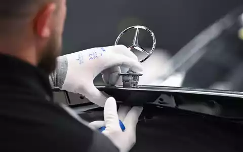 Mercedes-Benz hat im zweiten Quartal weniger Fahrzeuge verkauft. (Archivbild) - Foto: Bernd Weißbrod/dpa