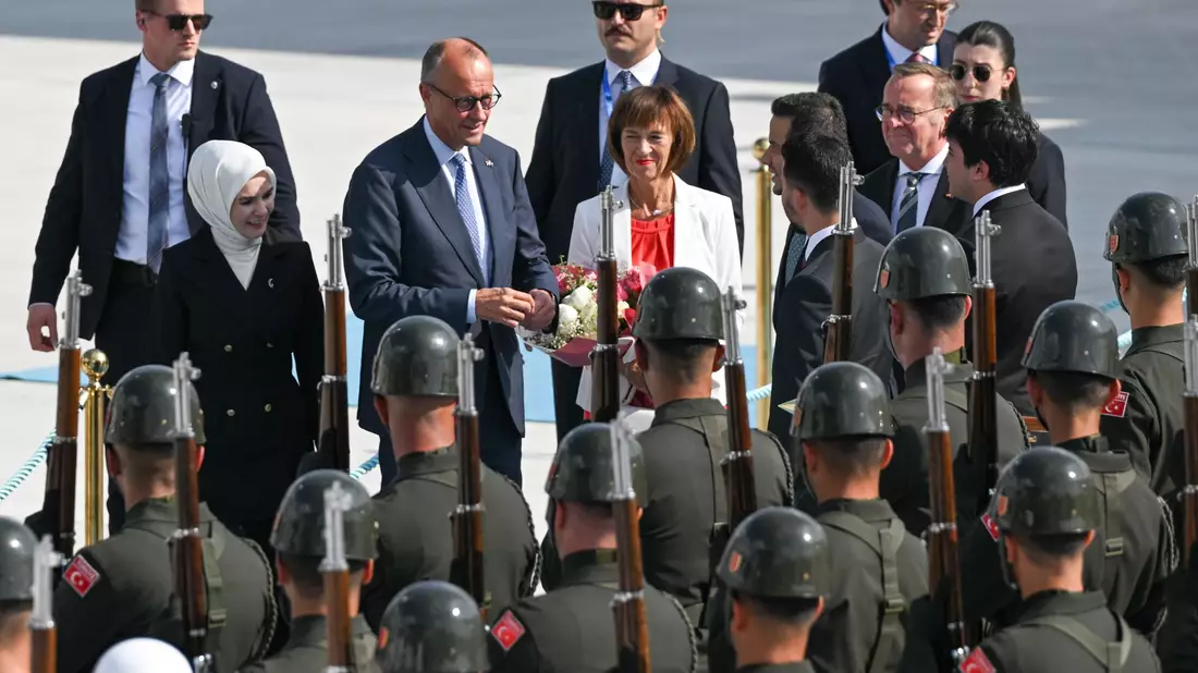 Charlotte Merz begleitet ihren Mann Friedrich zum zweiten Mal bei einer Kanzler-Reise nach Ankara. - Bild: Abdullah Güçlü/Anadolu Pool via AP/dpa