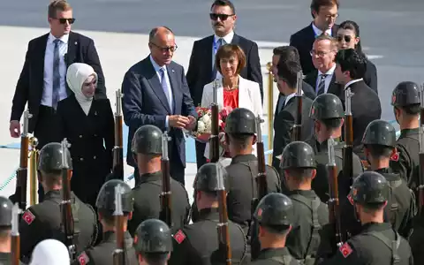 Charlotte Merz begleitet ihren Mann Friedrich zum zweiten Mal bei einer Kanzler-Reise nach Ankara. - Foto: Abdullah Güçlü/Anadolu Pool via AP/dpa