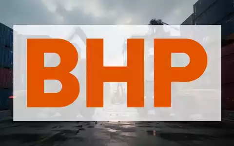 Industriehafen bei Sonnenaufgang mit gestapelten Containern und unscharfen Maschinen. Der Himmel ist bedeckt, was auf mögliche Störungen hindeutet. - Foto: über boerse-global.de