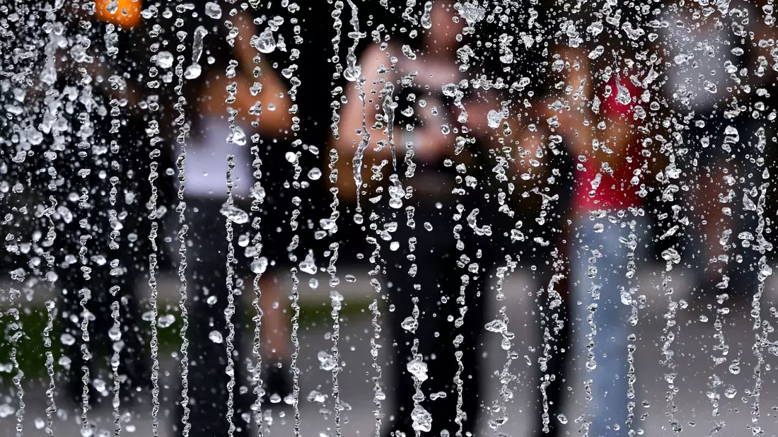 Wasser kann bei dem heißen Wetter für Abkühlung sorgen. - Bild: Sven Hoppe/dpa
