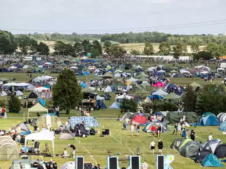 Das dänische Roskilde-Festival besuchen jedes Jahr mehr als 130.000 Menschen - hier ein Bild von 2025. (Archivbild)  - Foto: Kristian Tuxen Ladegaard Berg/SOPA Images via ZUMA Press Wire/dpa
