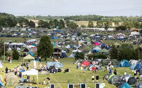 Das dänische Roskilde-Festival besuchen jedes Jahr mehr als 130.000 Menschen - hier ein Bild von 2025. (Archivbild)  - Foto: Kristian Tuxen Ladegaard Berg/SOPA Images via ZUMA Press Wire/dpa