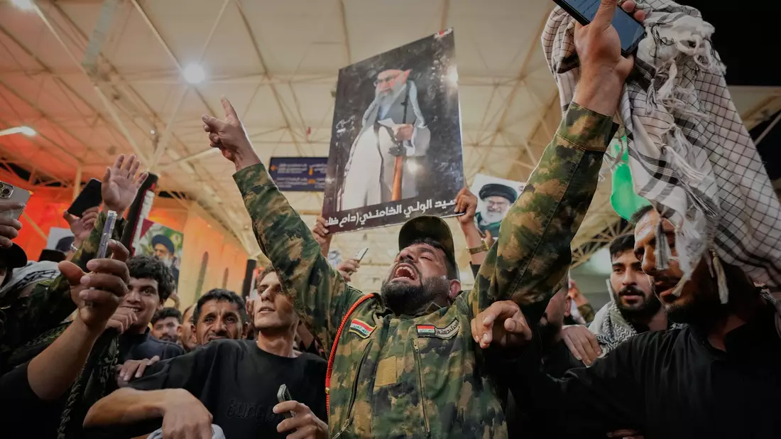 Menschen im Irak trauern um Irans getötetes Staatsoberhaupt Ajatollah Ali Chamenei. - Bild: Hadi Mizban/AP/dpa