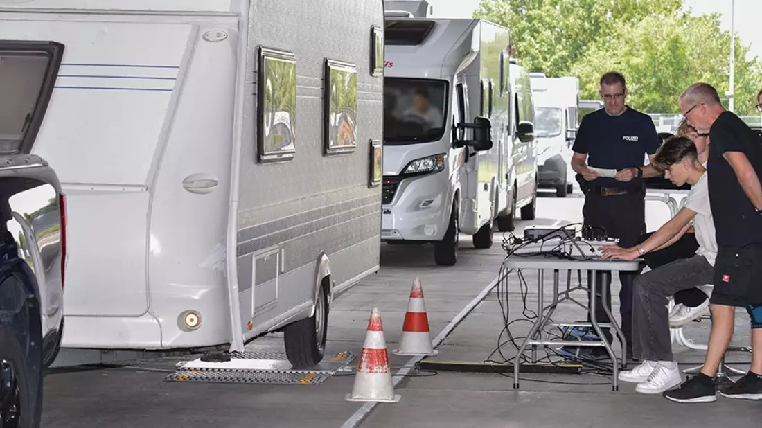 POL-MK: Stau an der Sonnenblumenallee - Campingmobile auf der Waage - Bild: presseportal.de
