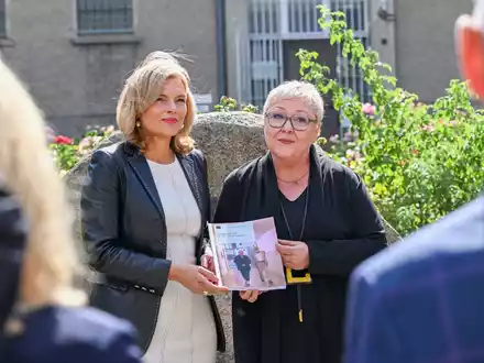 Bundestagspräsidentin Julia Klöckner nahm den Bericht der SED-Opferbeauftragten bei einem Besuch in der ehemaligen Gedenkstätte Hohenschönhausen entgegen. - Foto: Jens Kalaene/dpa