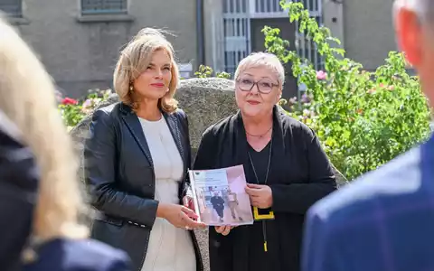 Bundestagspräsidentin Julia Klöckner nahm den Bericht der SED-Opferbeauftragten bei einem Besuch in der ehemaligen Gedenkstätte Hohenschönhausen entgegen. - Foto: Jens Kalaene/dpa