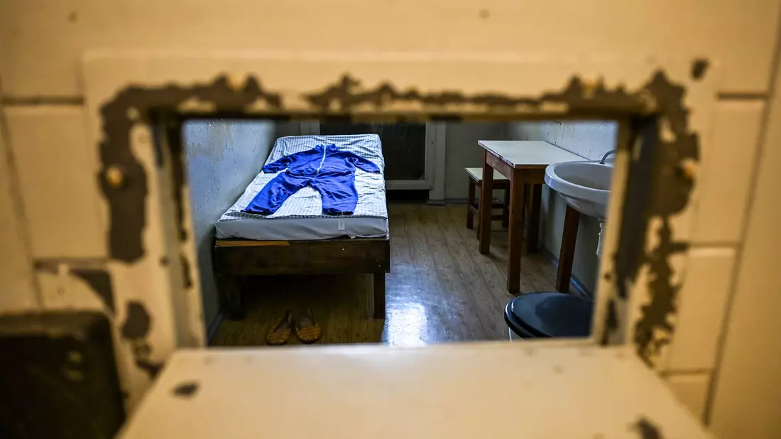 Der Blick in eine Zelle des ehemaligen Stasi-Gefängnisses in Berlin Hohenschönhausen ist bis heute bedrückend. - Bild: Jens Kalaene/dpa