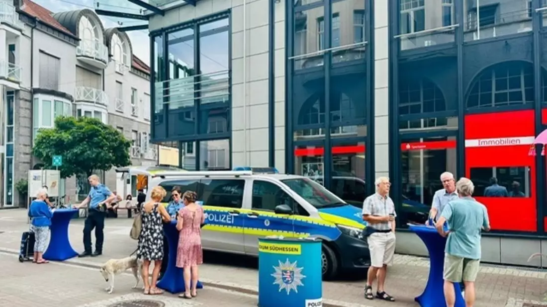 POL-DA: Heppenheim: Coffee with a Cop kommt bei Bürgerinnen und Bürgern gut an - Auch Eistee im Angebot - Bild: presseportal.de