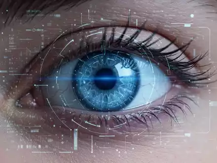 Nahaufnahme eines menschlichen Auges mit digitaler Datenüberlagerung, die KI-gestützte Netzhautanalyse und medizinische Präzision darstellt. - Foto: über boerse-global.de