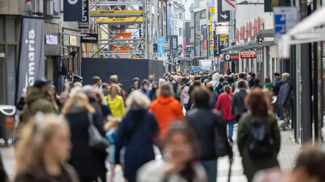 Verbände fordern, dass sonntags häufiger eingekauft werden kann. (Symbolbild) - Bild: Thomas Banneyer/dpa