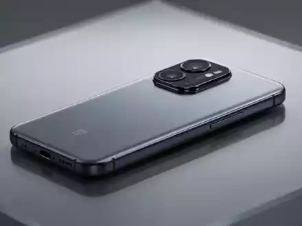 Künstlerische Nahaufnahme eines Smartphones, etwas dicker als aktuelle Modelle, mit betonter Kameraerhebung. - Foto: über boerse-global.de