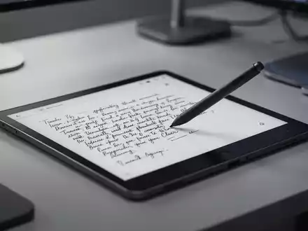 Nahaufnahme eines modernen E-Ink-Tablets mit Stift auf dem Bildschirm, das digitale handschriftliche Notizen auf einem minimalistischen Schreibtisch zeigt. - Foto: über boerse-global.de