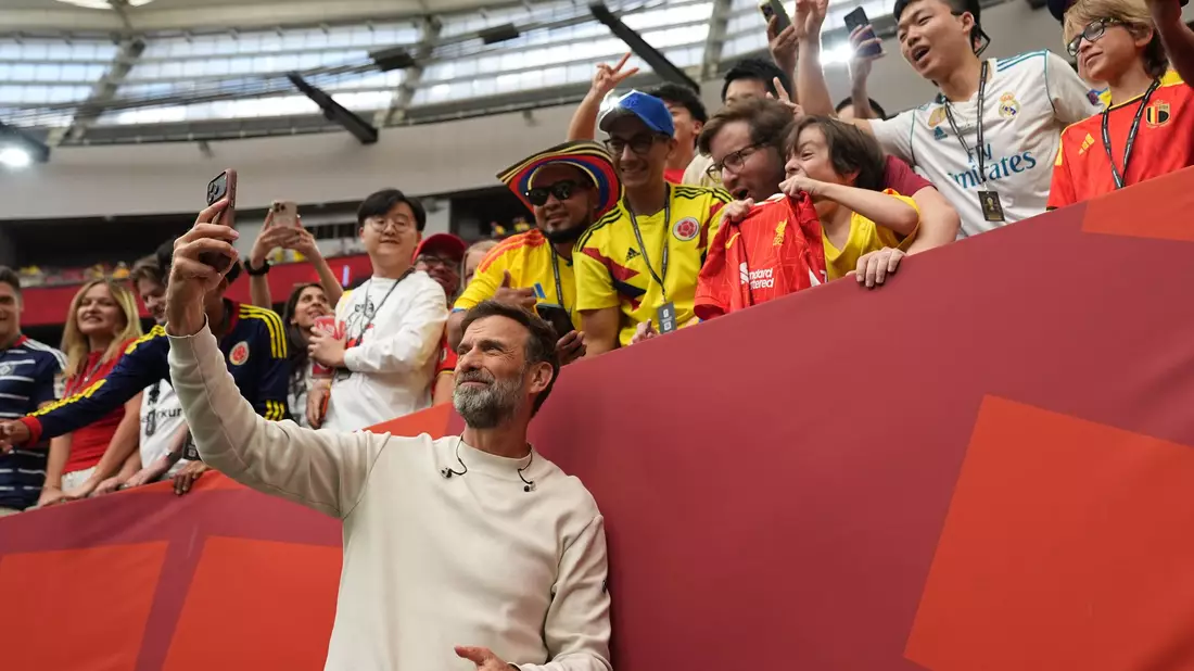 Jürgen Klopp macht mit Fans ein Selfie.  - Bild: Abbie Parr/AP/dpa