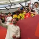 Jürgen Klopp macht mit Fans ein Selfie.  - Bild: Abbie Parr/AP/dpa