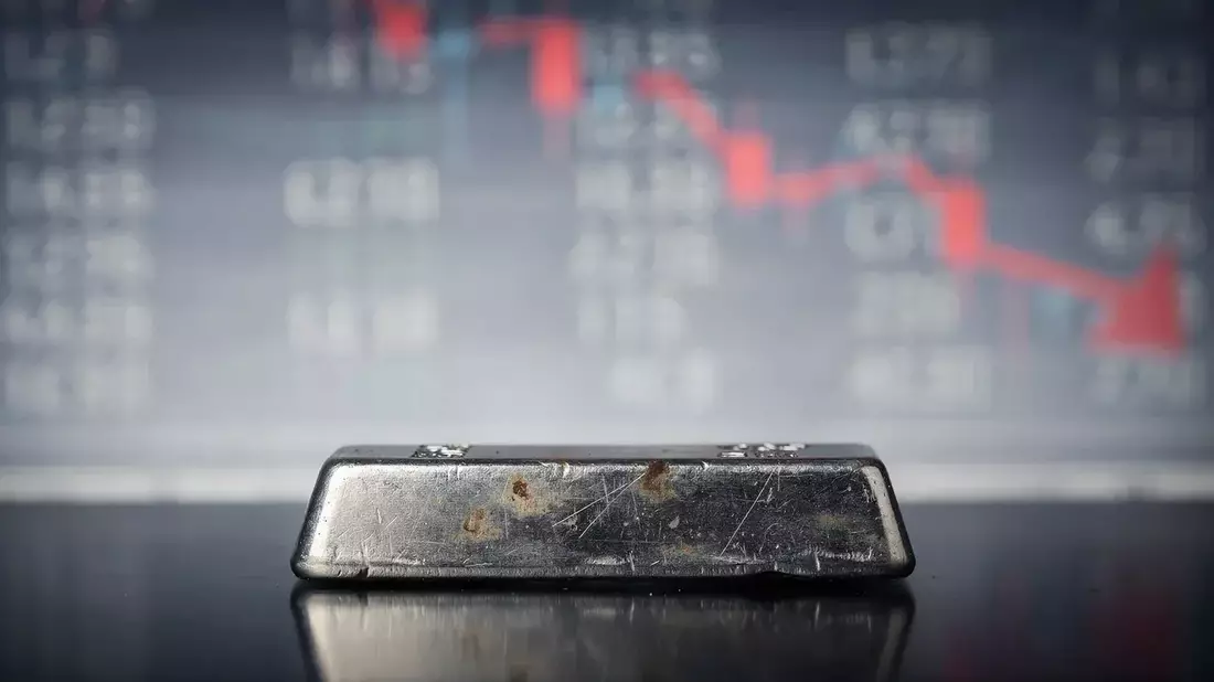 Silver Holds Near $62 as Geopolitical Risks and Fed Minutes Loom