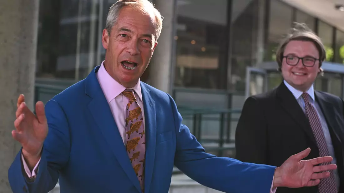 Nigel Farage (links im Bild) kündigte am Dienstag an, sein Mandat im Parlament niederzulegen.  - Bild: Thomas Krych/AP/dpa