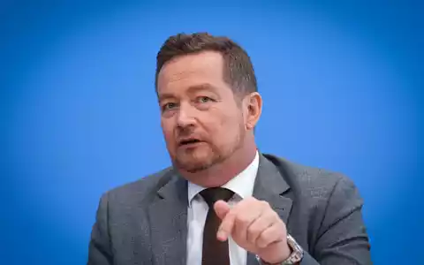 Der Polizeibeauftragte des Bundes, Grötsch, verzeichnet eine starke Zunahme der Eingaben. - Foto: Soeren Stache/dpa