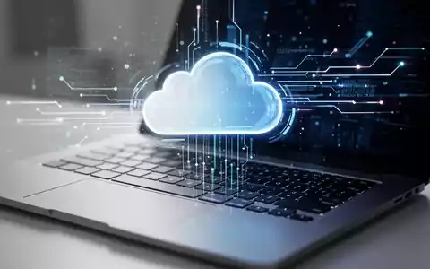 Holografisches Wolkensymbol und Datenströme über einer Laptop-Tastatur, symbolisieren cloudbasierte PC-Wiederherstellung. - Foto: über boerse-global.de