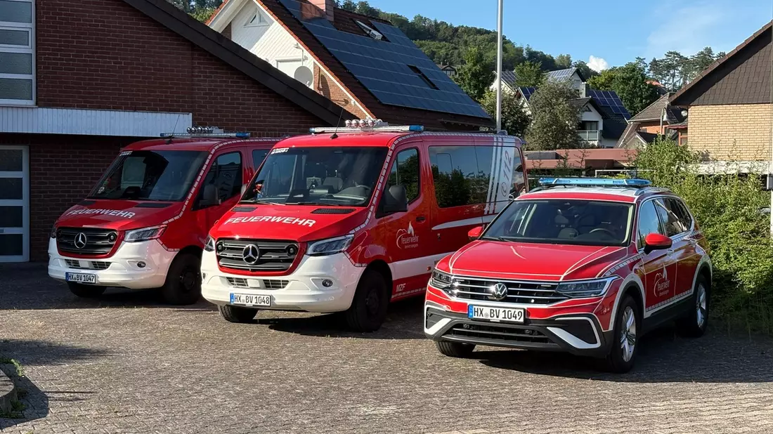 FW Beverungen: Feuerwehr Beverungen stellt neue Einsatzfahrzeuge und moderne Logistikkomponenten offiziell in Dienst / Eine Investition in die Sicherheit der Beverunger Bevölkerung - Bild: presseportal.de