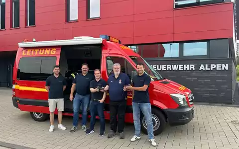 FW Alpen: Generationswechsel in der Funkwerkstatt der Freiwilligen Feuerwehr Alpen - Foto: presseportal.de