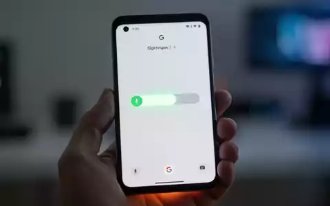 Nahaufnahme eines Google Pixel-Smartphones in einer Hand, das einen Software-Update-Fortschrittsbalken auf dem Bildschirm zeigt. - Foto: über boerse-global.de