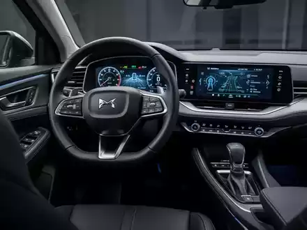 Innenansicht eines modernen Autos, Fokus auf Fahrersitz und Armaturenbrett mit digitalen Anzeigen und ergonomischem Design. - Foto: über boerse-global.de