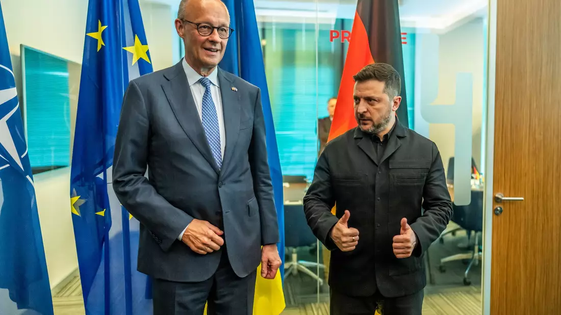 Kanzler Friedrich Merz und der ukrainische Präsident Wolodymyr Selenskyj: Der Gipfel soll neue Milliarden-Hilfen für die Ukraine beschließen. - Bild: Michael Kappeler/dpa