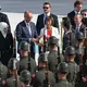 Merz und seine Frau Charlotte saßen beim Dinner neben Trump. - Bild: Abdullah Güçlü/Anadolu Pool via AP/dpa