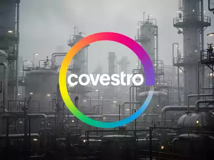 Eine abstrakte, atmosphärische Szene der Chemieindustrie, die Unsicherheit und Spannungen im globalen Handel durch regulatorische Untersuchungen darstellt. - Foto: über boerse-global.de