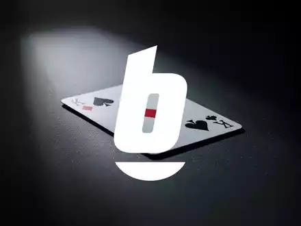 Abstrakte Szene des Online-Glücksspielsektors mit einer verdeckten Spielkarte auf dunklem Untergrund, die Unsicherheit und einen Rückgang andeutet. - Foto: über boerse-global.de