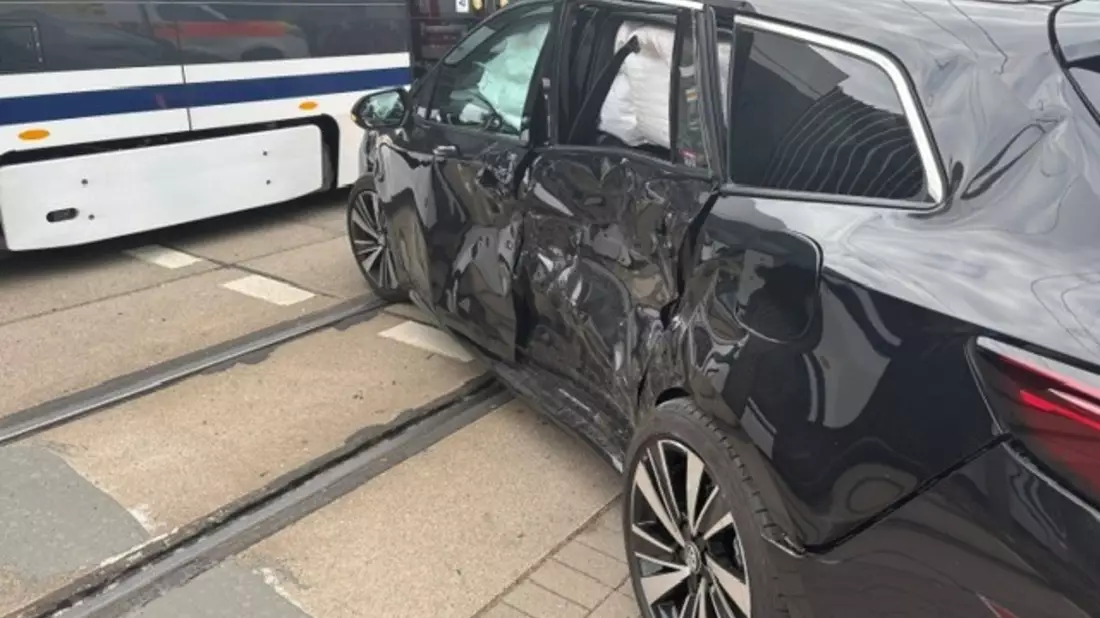 POL-PDLU: Friesenheim - Leicht verletzt nach Zusammenstoß mit Straßenbahn bei unerlaubtem Wendemanöver - Bild: presseportal.de