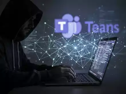 Person in Kapuzenjacke tippt auf Laptop, mit leuchtendem Netzwerk-Overlay und unscharfem Microsoft Teams-Logo im Hintergrund, symbolisiert Cyber-Bedrohungen. - Foto: über boerse-global.de