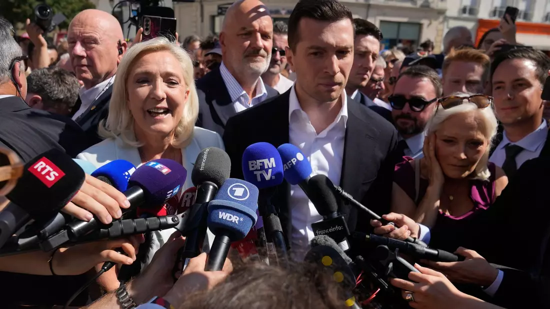 Marine Le Pen will gemeinsam mit Jordan Bardella in den Präsidentschaftswahlkampf ziehen.  - Bild: Michel Euler/AP/dpa