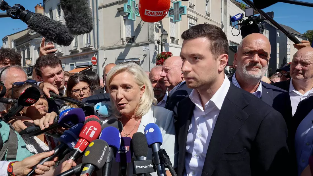Jordan Bardella bekräftigte, er arbeite «Hand in Hand» mit Marine Le Pen. - Bild: Fred Tanneau/AFP/dpa