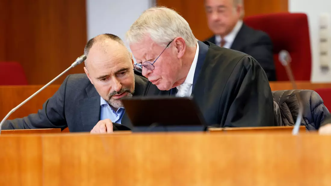 Kai-Uwe Steck neben seinem Anwalt Gerhard Strate (rechts).  - Bild: Thomas Banneyer/dpa