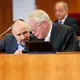Kai-Uwe Steck neben seinem Anwalt Gerhard Strate (rechts).  - Bild: Thomas Banneyer/dpa