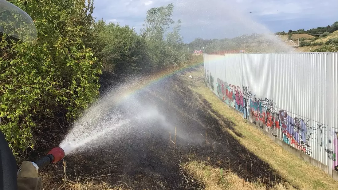 FW-BO: Feuerwehr Bochum löscht Böschungsbrand an der A40 - Bild: presseportal.de